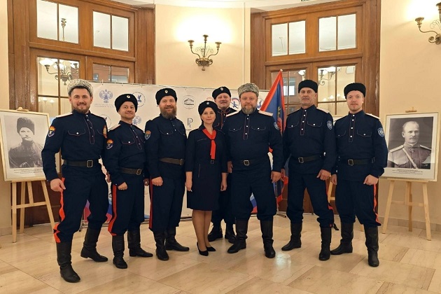Казачий хор "Волжские станичники" на сцене знаменитой Гнесинки